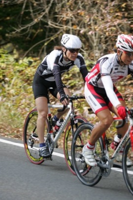 ブリヂストンアンカーの相川選手にサポートされながらレースを走った: （c)Takashi.Nakazawa